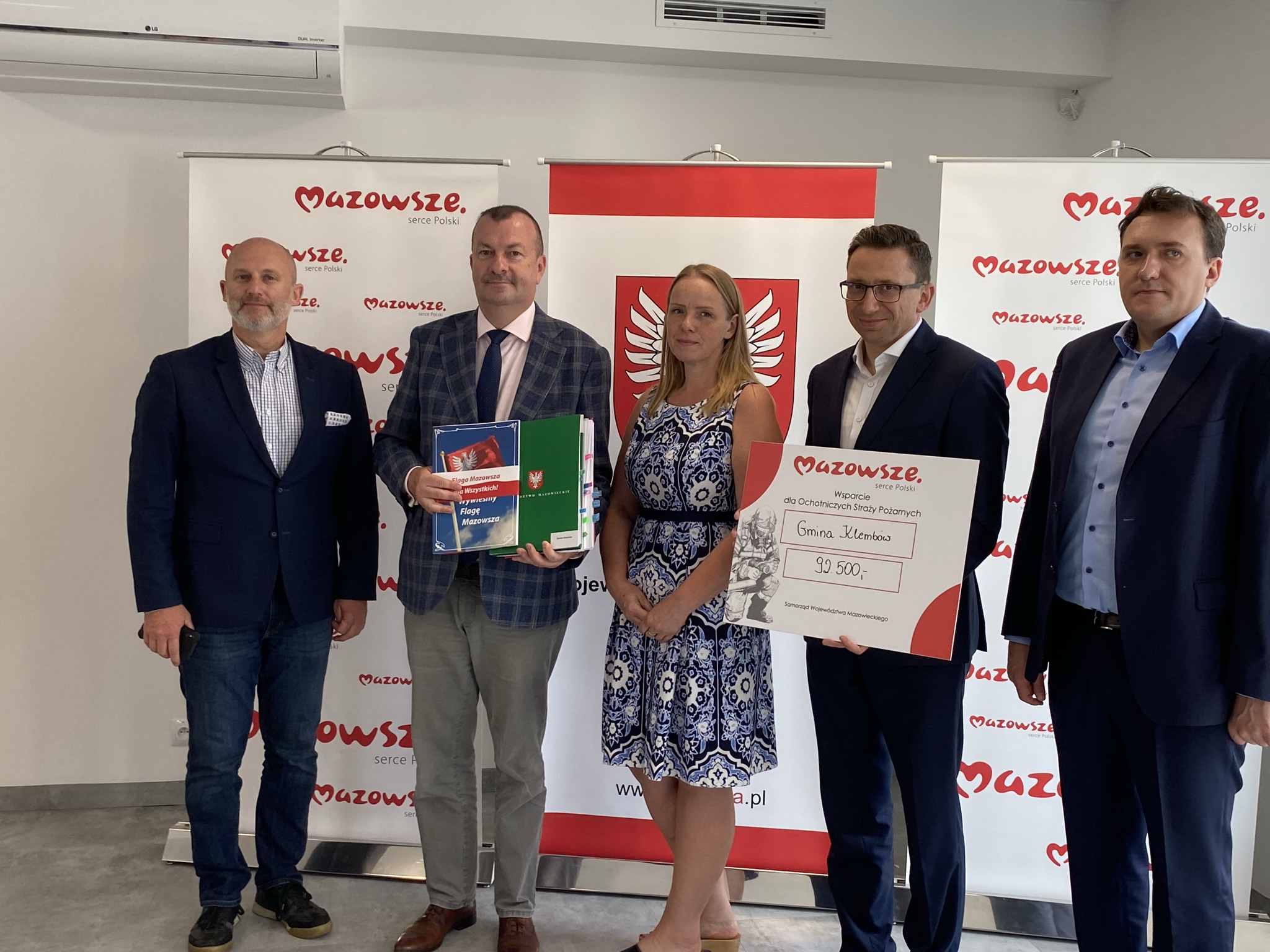 Uroczyste zdjęcie po podpisaniu umowy pomiędzy przedstawicielami Gminy Klembów a przedstawicielami Województwa Mazowieckiego