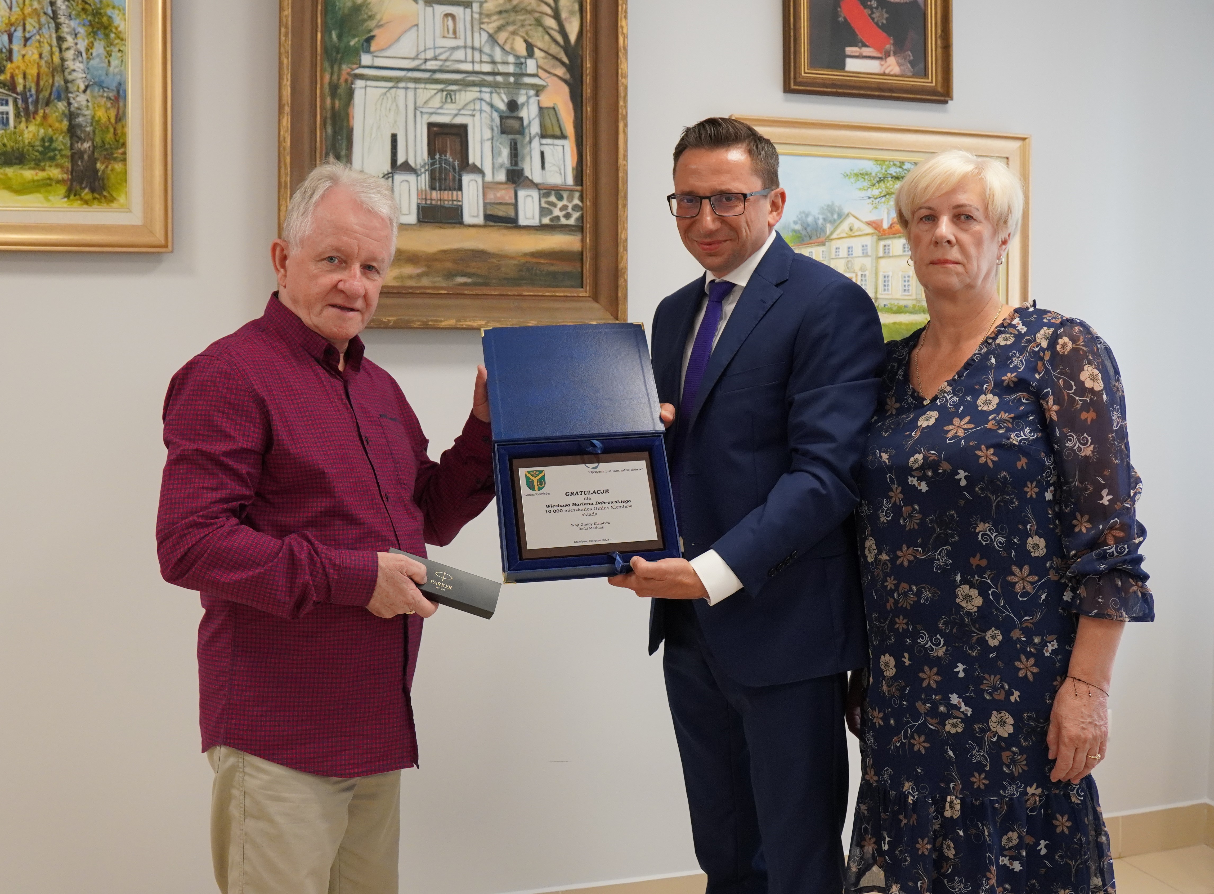 Wiesław Marian Dąbrowski oraz Wójt Gminy Klembów Rafał Mathiak oraz Inspektor ds. ewidencji ludności Renaty Baran
