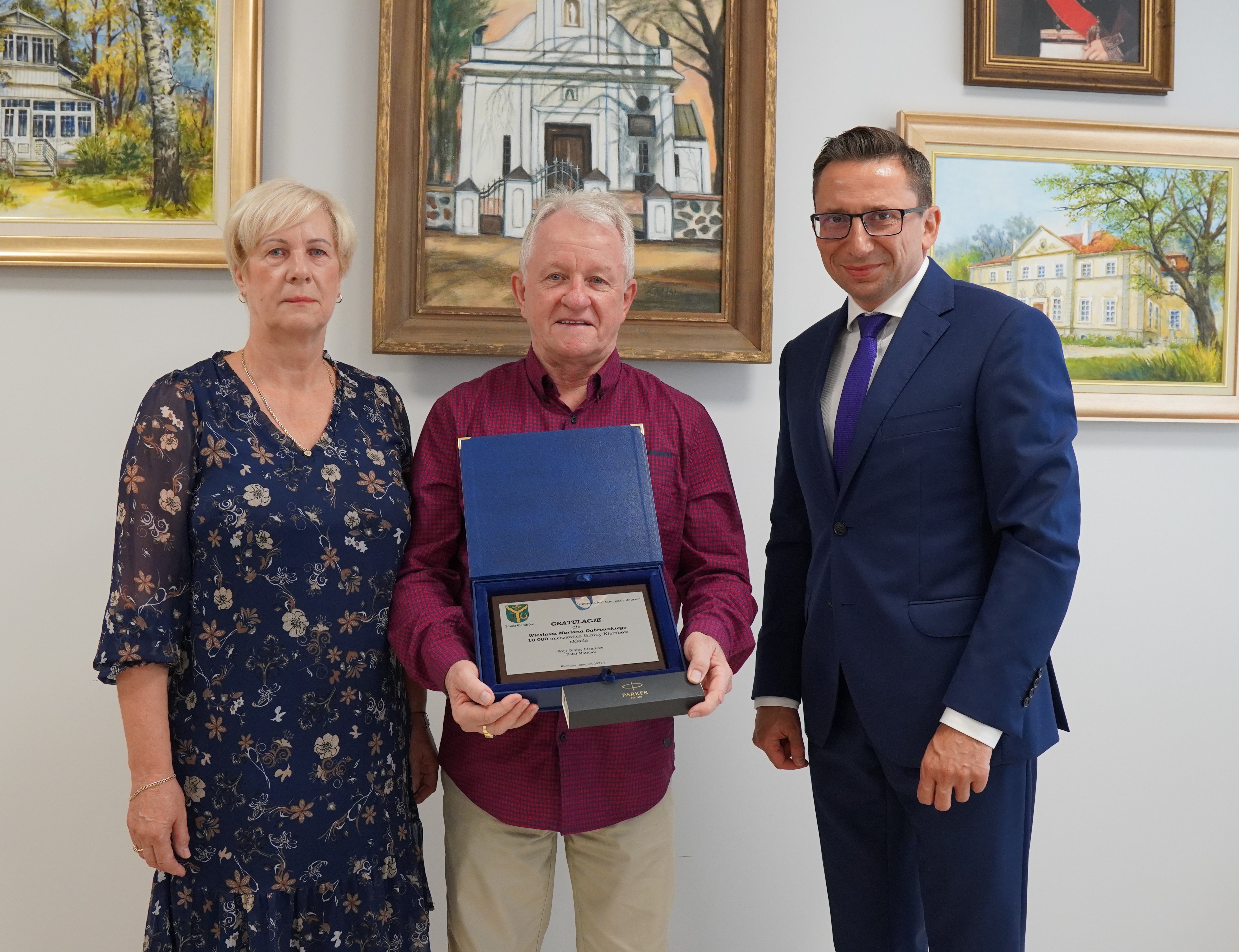Wiesław Marian Dąbrowski oraz Wójt Gminy Klembów Rafał Mathiak oraz Inspektor ds. ewidencji ludności Renaty Baran