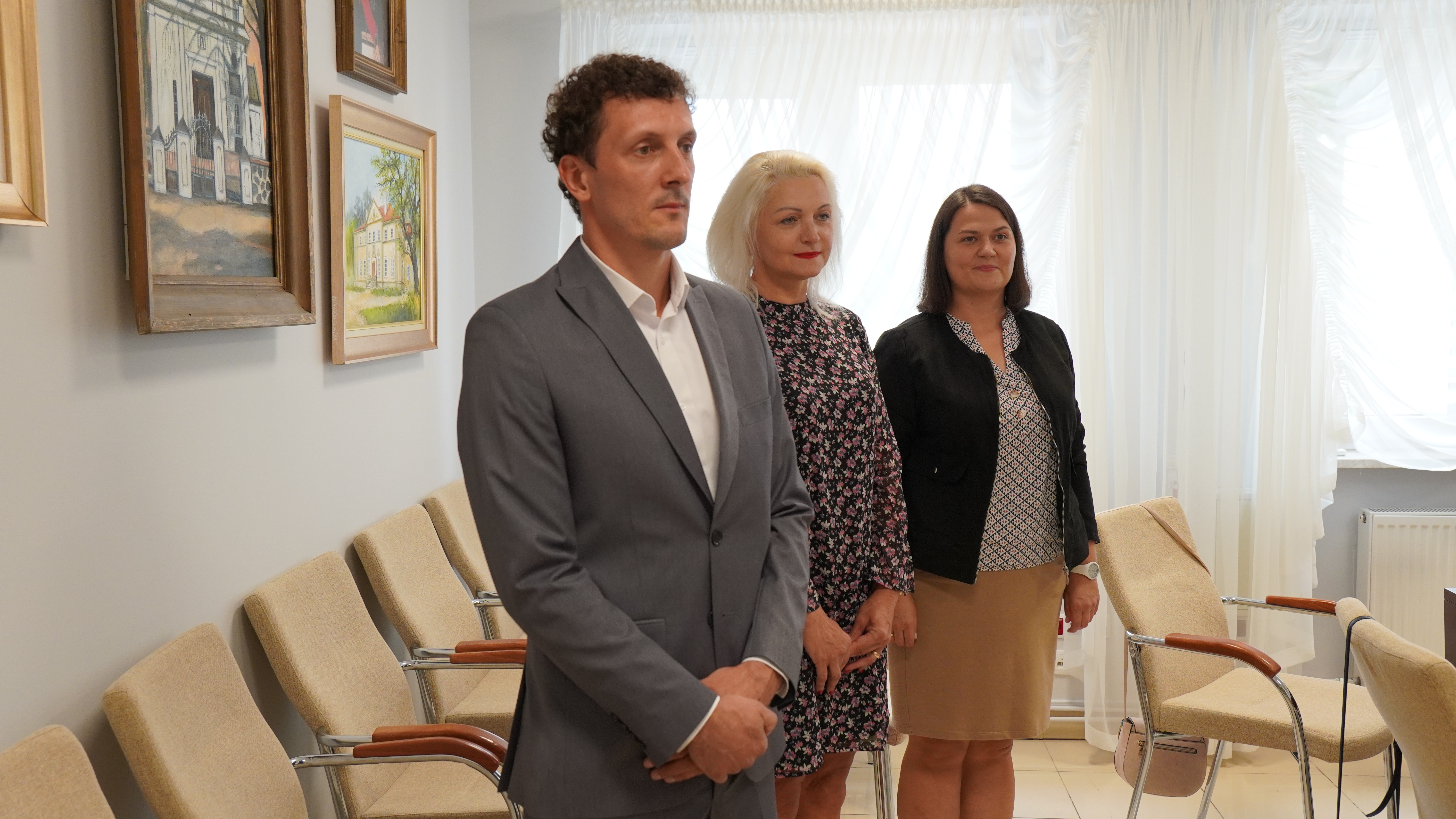 Uroczystość ślubowania na nauczyciela mianowanego: Pani Monika Bieryło, Pani Małgorzta Rychta, Pan Damian Ołdak. W towarzystwie Wójta Gminy Klembów Rafała Mathiaka oraz Dyrektor CUW Katarzyny Mocarskiej