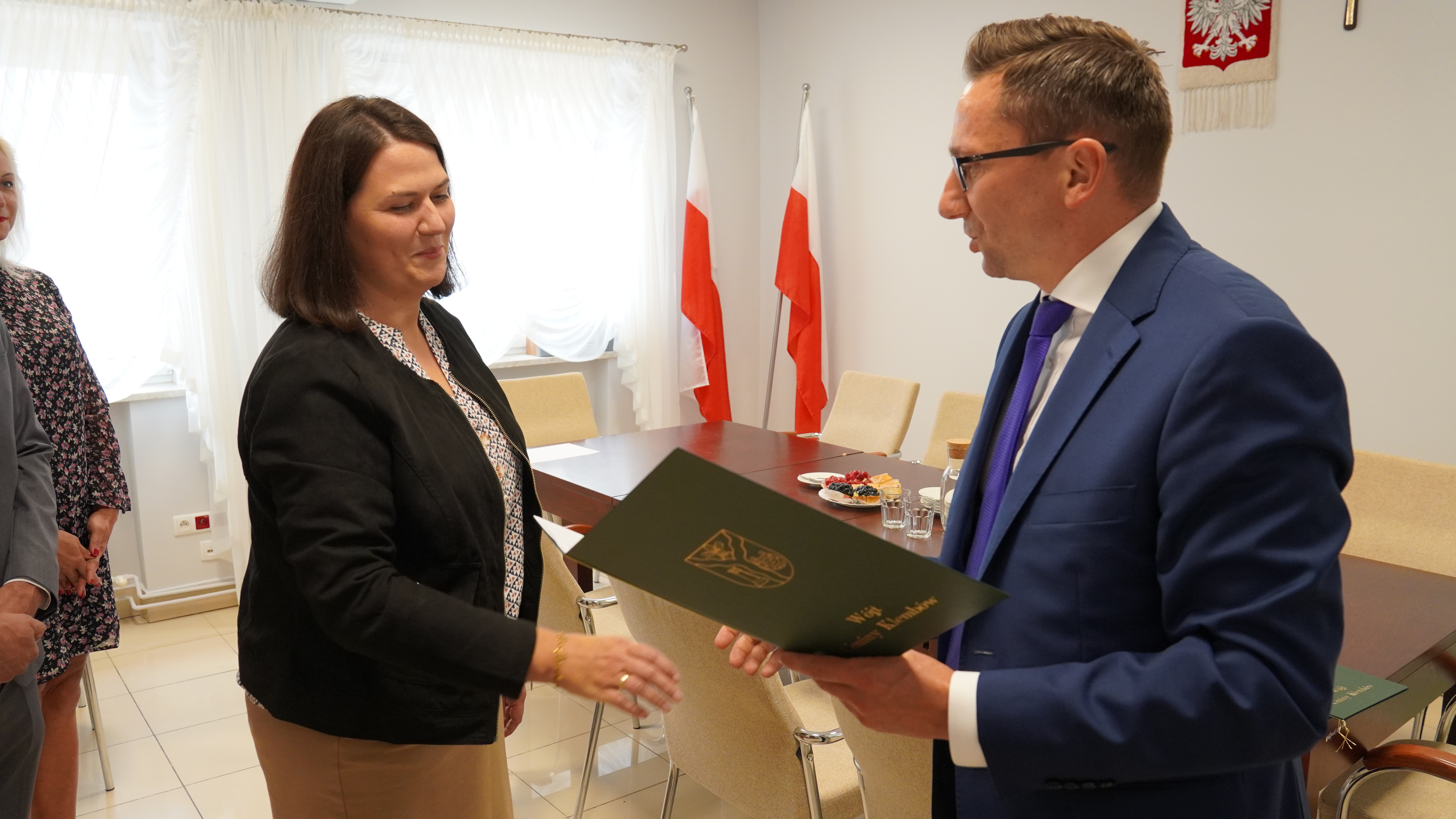 Uroczystość ślubowania na nauczyciela mianowanego: Pani Monika Bieryło, Pani Małgorzta Rychta, Pan Damian Ołdak. W towarzystwie Wójta Gminy Klembów Rafała Mathiaka oraz Dyrektor CUW Katarzyny Mocarskiej