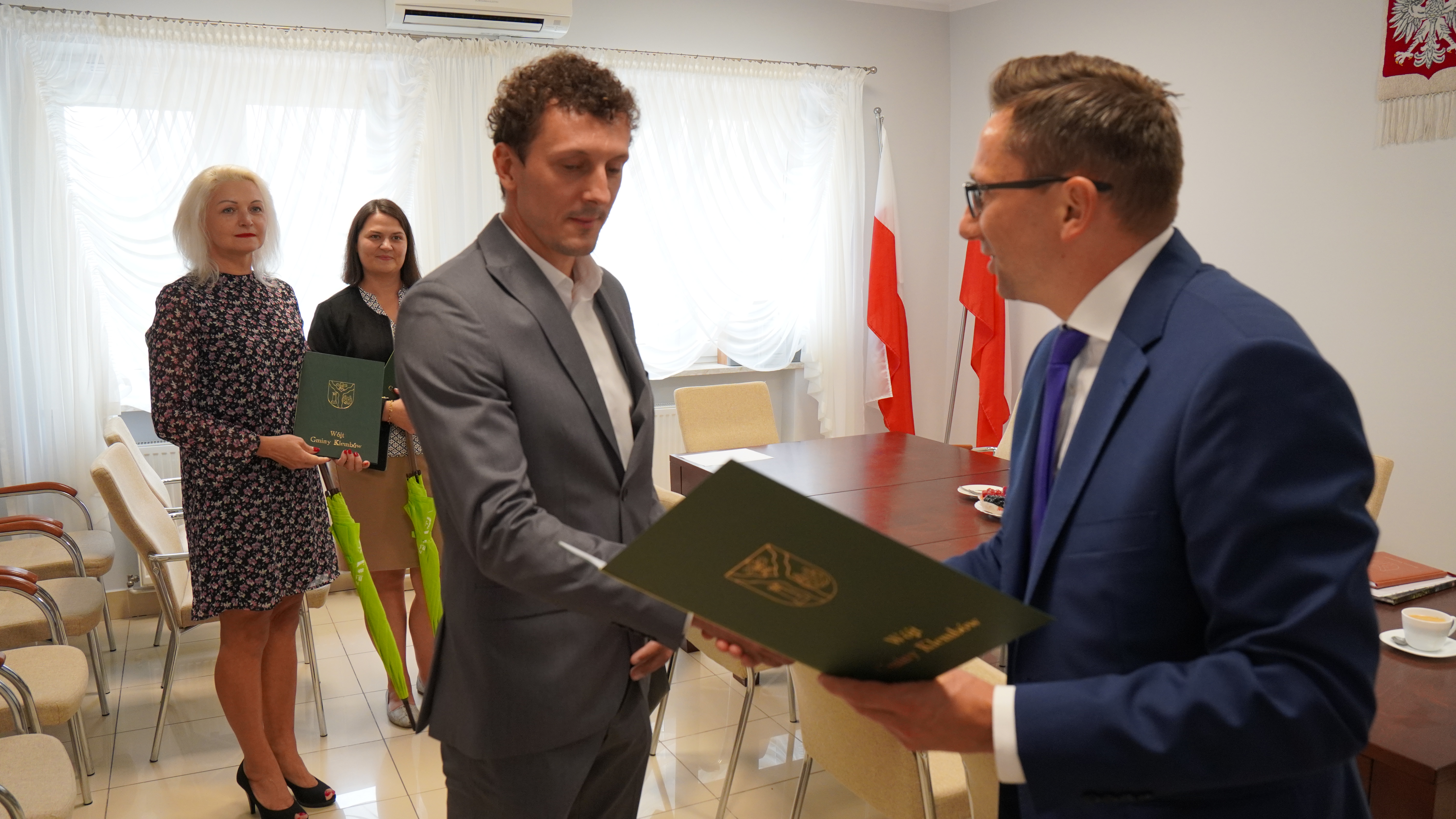 Uroczystość ślubowania na nauczyciela mianowanego: Pani Monika Bieryło, Pani Małgorzta Rychta, Pan Damian Ołdak. W towarzystwie Wójta Gminy Klembów Rafała Mathiaka oraz Dyrektor CUW Katarzyny Mocarskiej