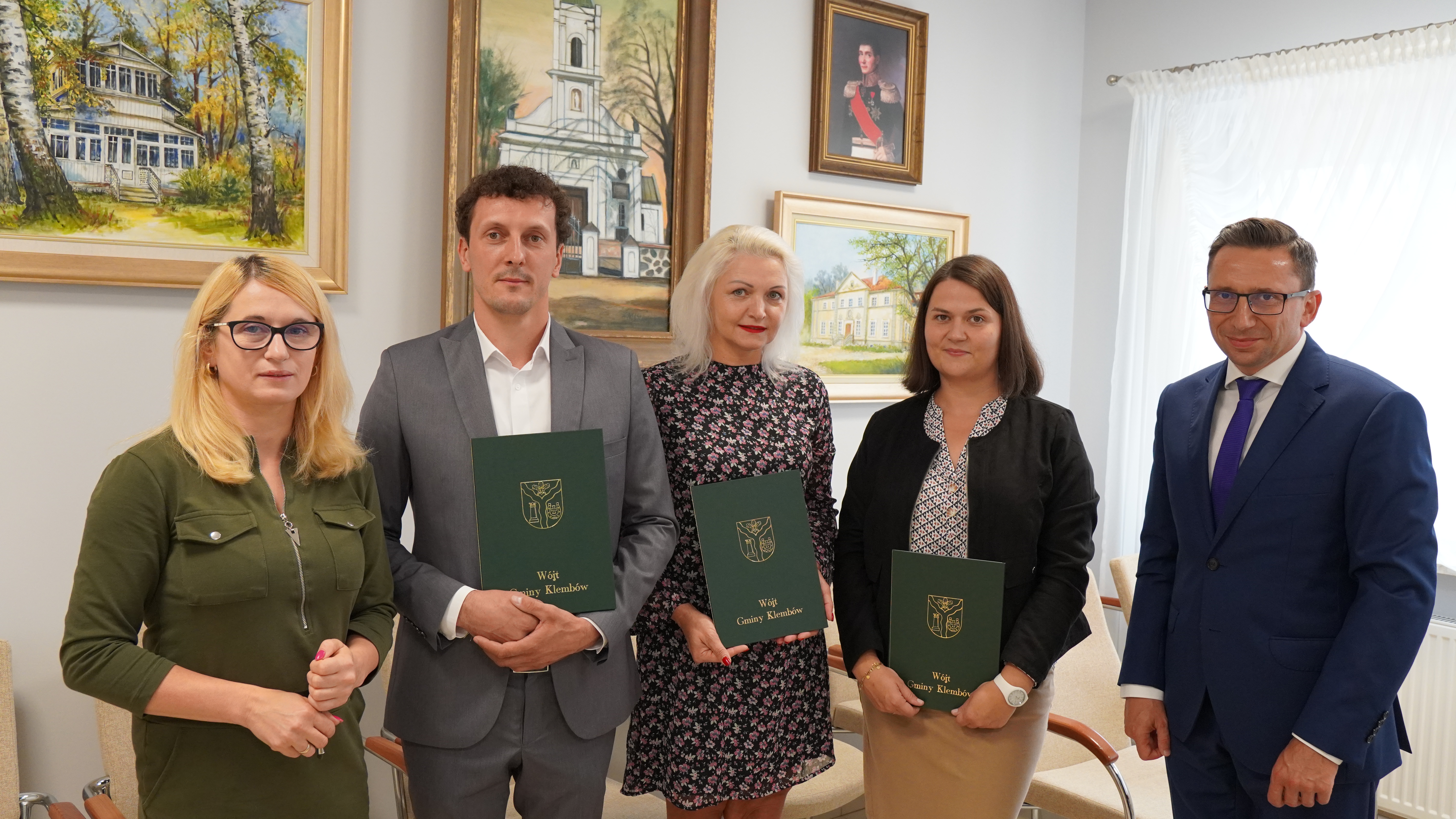 Uroczystość ślubowania na nauczyciela mianowanego: Pani Monika Bieryło, Pani Małgorzta Rychta, Pan Damian Ołdak. W towarzystwie Wójta Gminy Klembów Rafała Mathiaka oraz Dyrektor CUW Katarzyny Mocarskiej