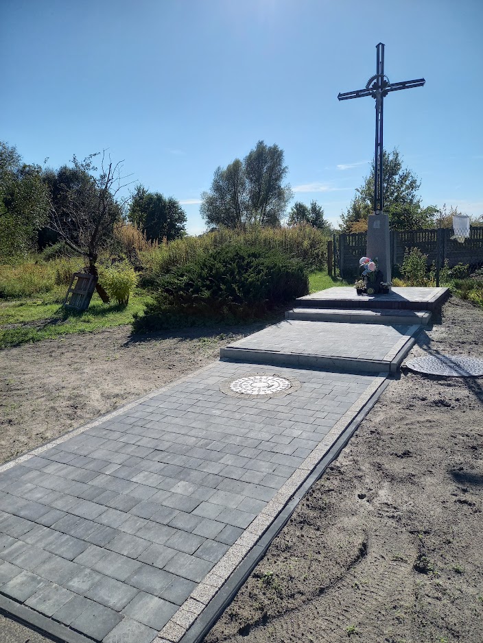 Zdjęcie przedstawia odrestaurowaną kapliczkę w Lipce