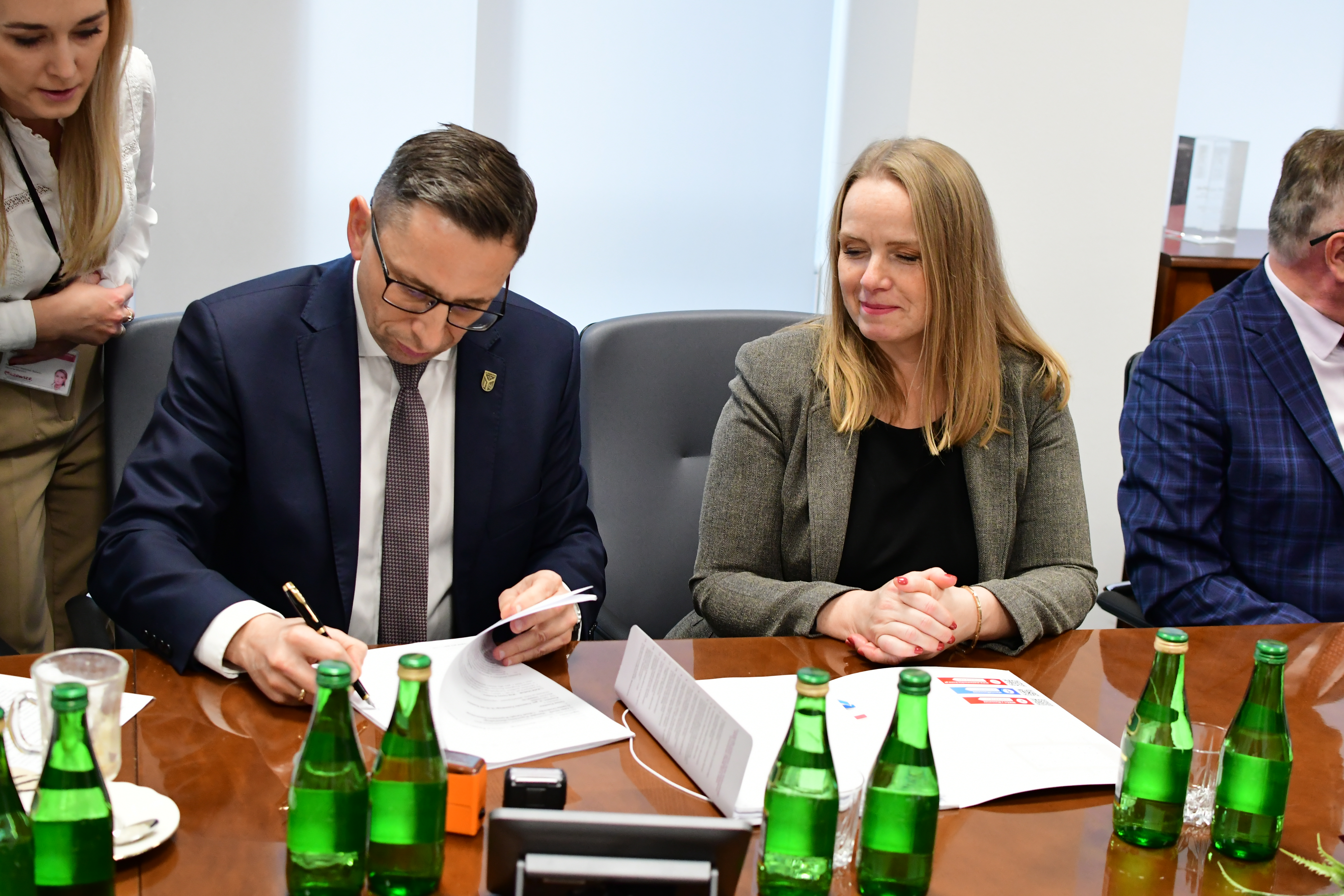 Popdisanie umów z beneficjentami w obecności Marszałka woj, mazowieckiego Adam Struzika, członkini zarządu województwa mazowieckiego Janiny Ewy Orzełowskiej oraz Wójta Gminy Klembów Rafała Mathiaka i Skarbnik gminy Małgorzaty Zagroby