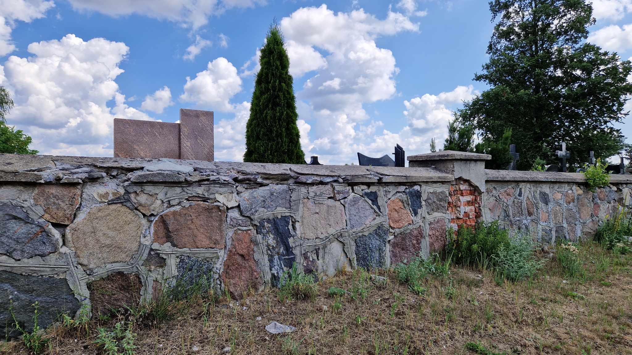 Mur na cmentarzu w Klembowie