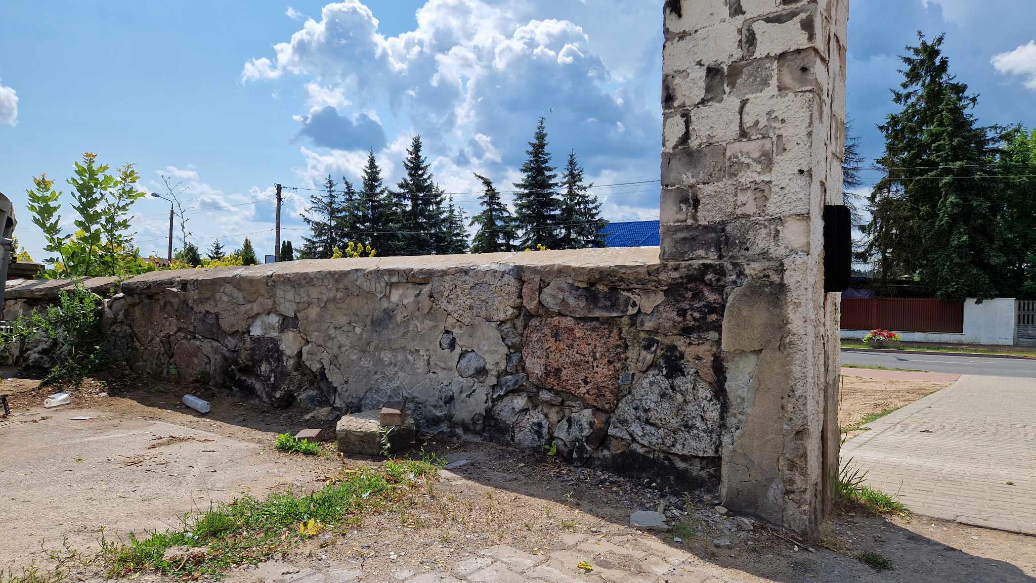 Uszkodzony mur na cmentarzu